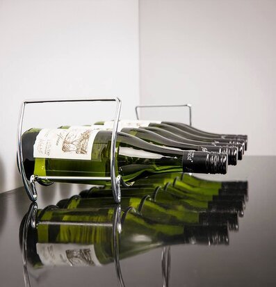 Bild av stilrent vinställ i modern inredningsmiljö