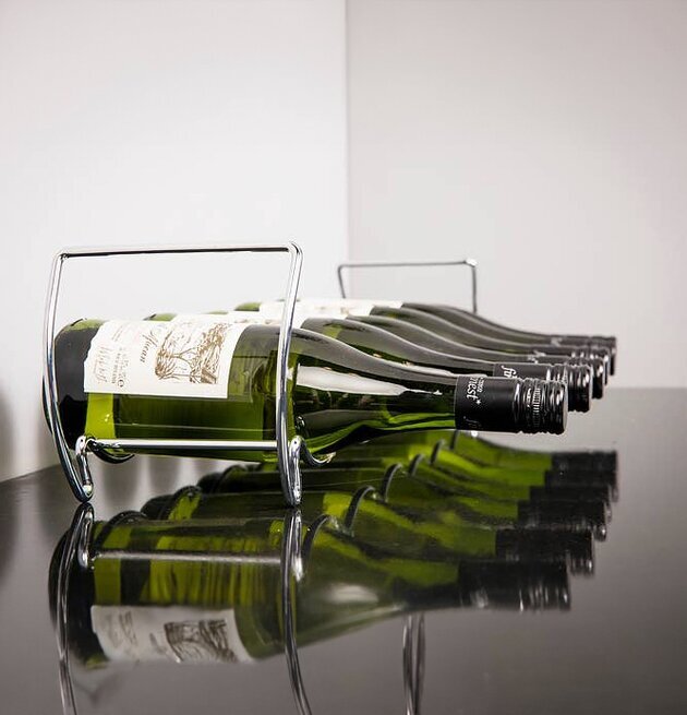 Bild av stilrent vinställ i modern inredningsmiljö