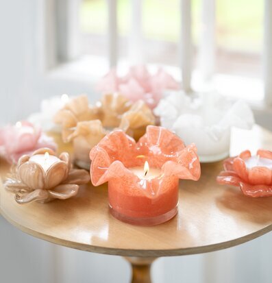 Bild av dekorativa ljuslyktor i harmonisk inredning