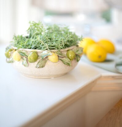 Bild av charmig plantering med citron- och bladmotiv