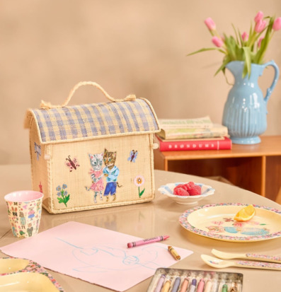 Bild av hemtrevlig miljö med charmig förvaringsväska