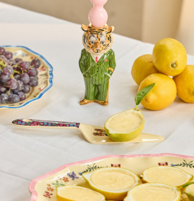 Bild av ett elegant dukat bord med färgglada detaljer