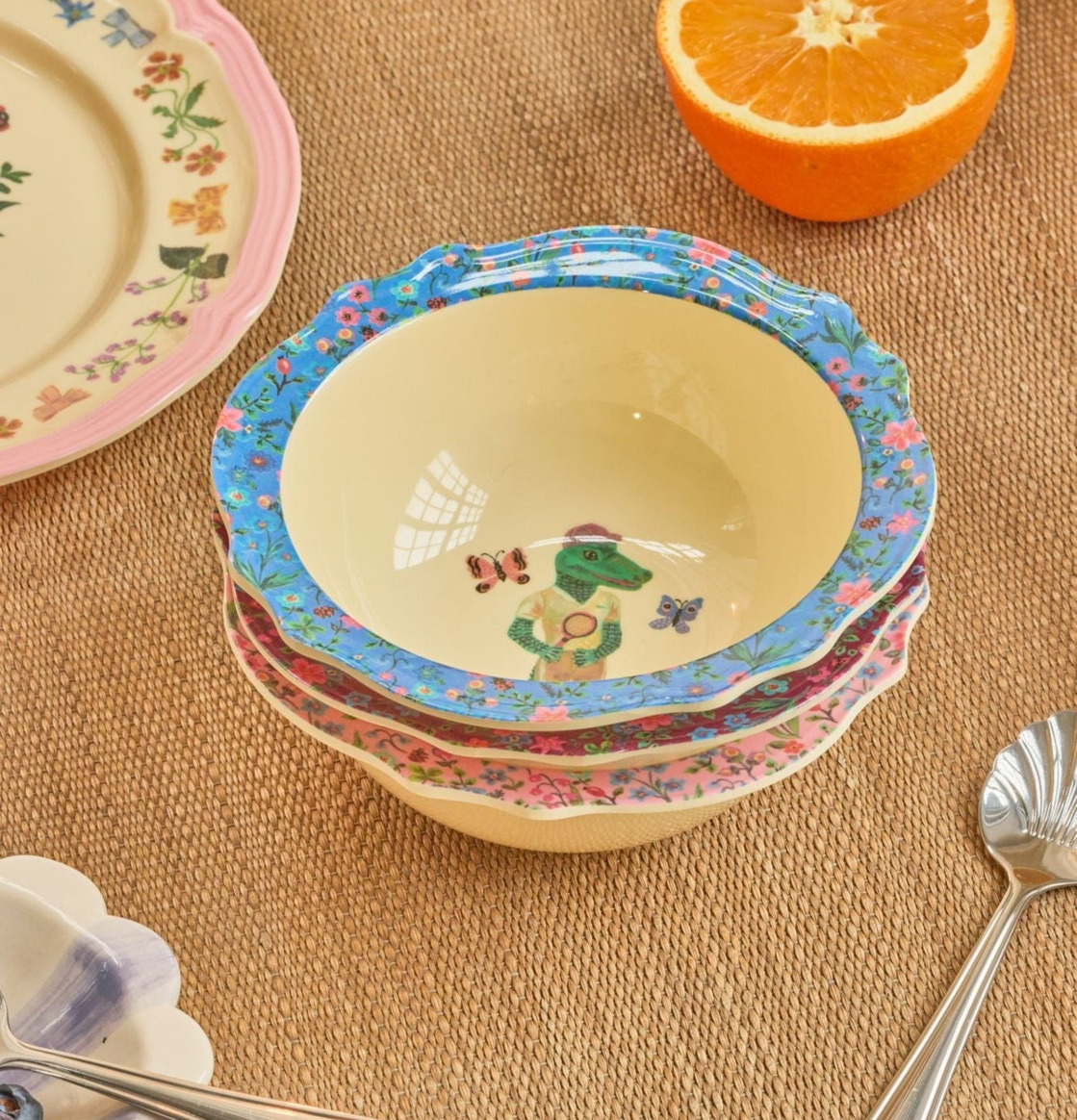 Bild av inbjudande arrangemang med serviser och skålar