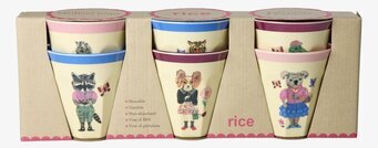 Bild: Sex unika muggar med djurmotiv i fantasifulla kläder