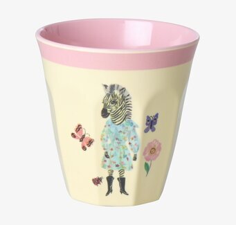 Bild av mugg med lekfull design och färgglada detaljer