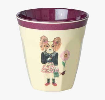 Bild av mugg med djurmotiv och blommor i livfull design