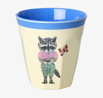 Bild av färgglad mugg med tvättbjörn och fjäril