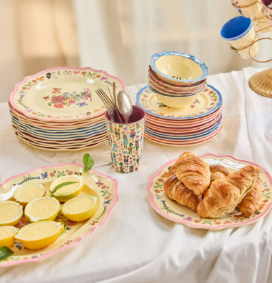 Bild av ett vackert dukat bord med färgglada detaljer