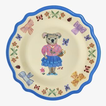 Bild av tallrik med koaladesign och färgglada detaljer