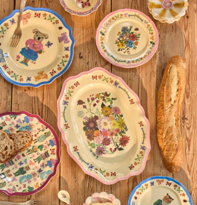 Bild av färgglad och inbjudande bordsdukning i rustik stil