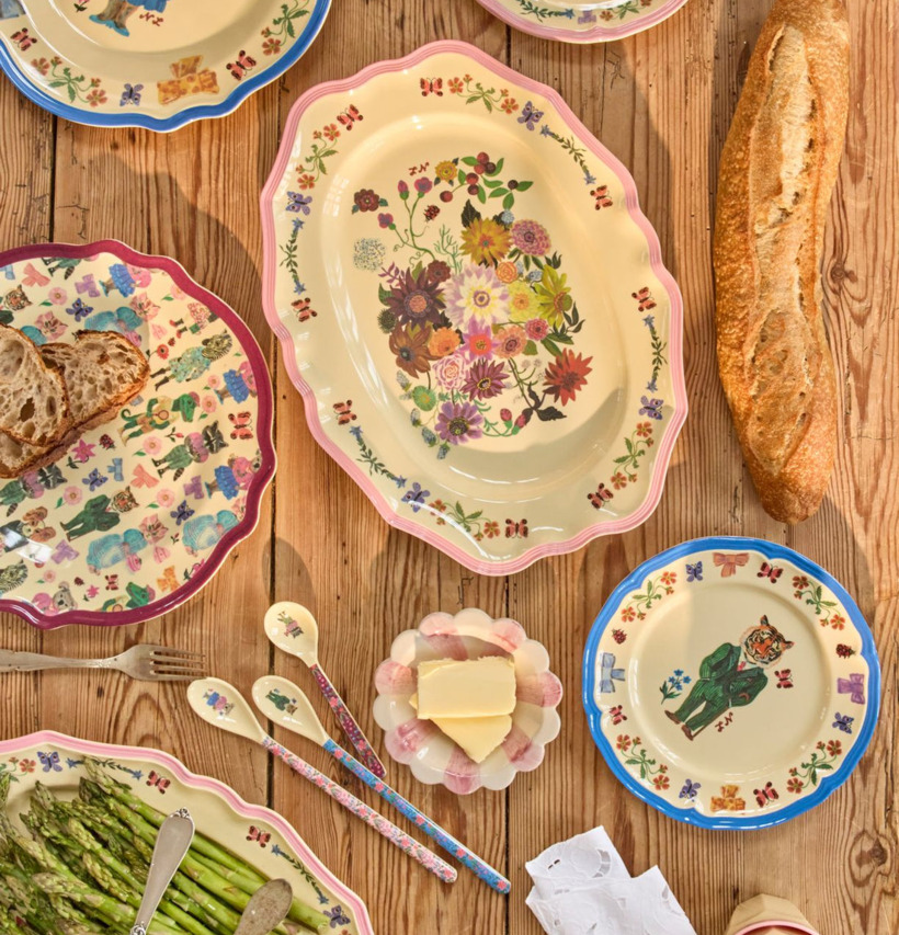 Bild av färgglad och konstnärlig dukning med serveringsfat