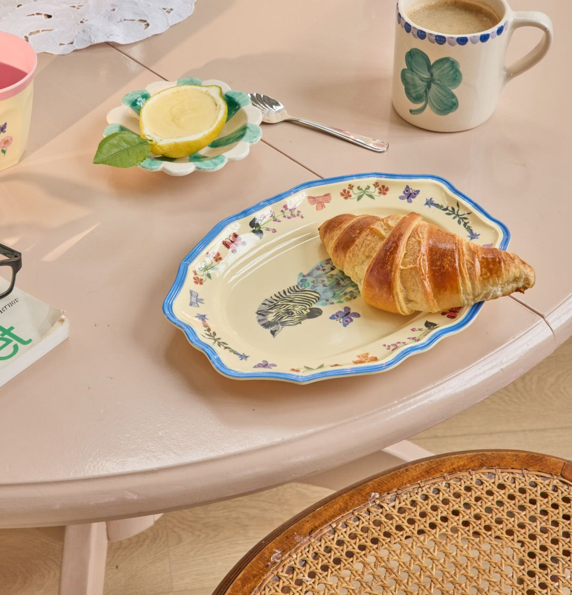 Bild av smakfullt dukat bord i hemtrevlig köksmiljö