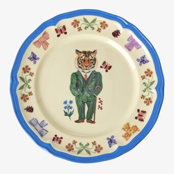 Bild av en kreativt designad assiett med tiger och blommor