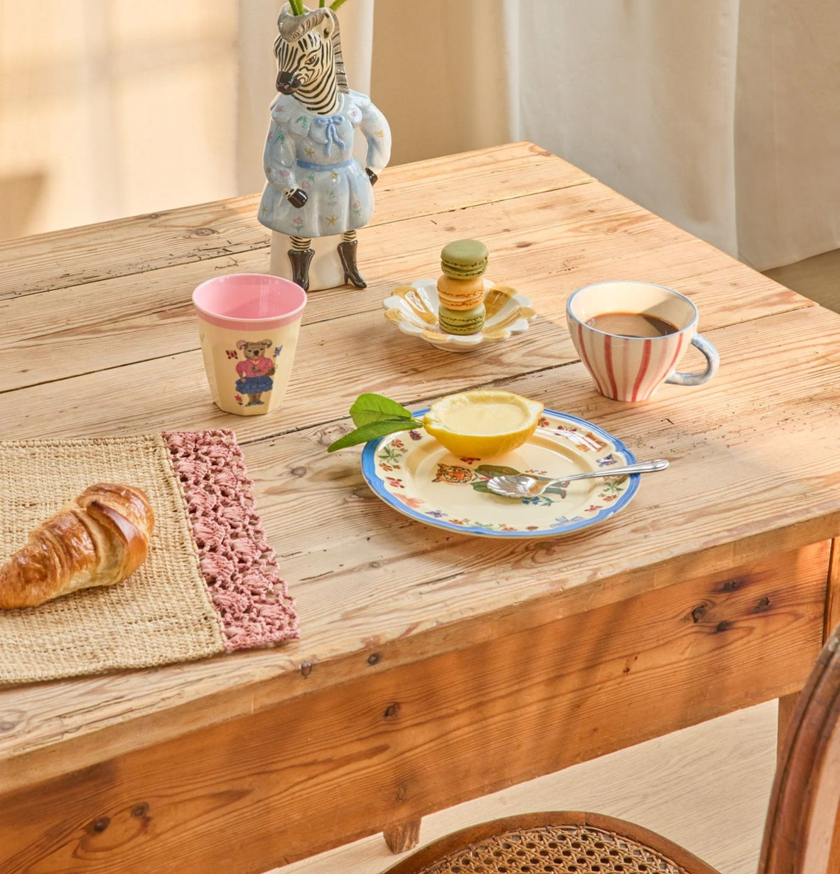 Bild av solbelyst köksbord med vintage och modern stil