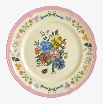 Bild av vacker assiett med blommotiv och vågformad kant