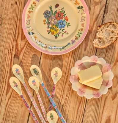 Bild av inbjudande och stämningsfull köksdukning