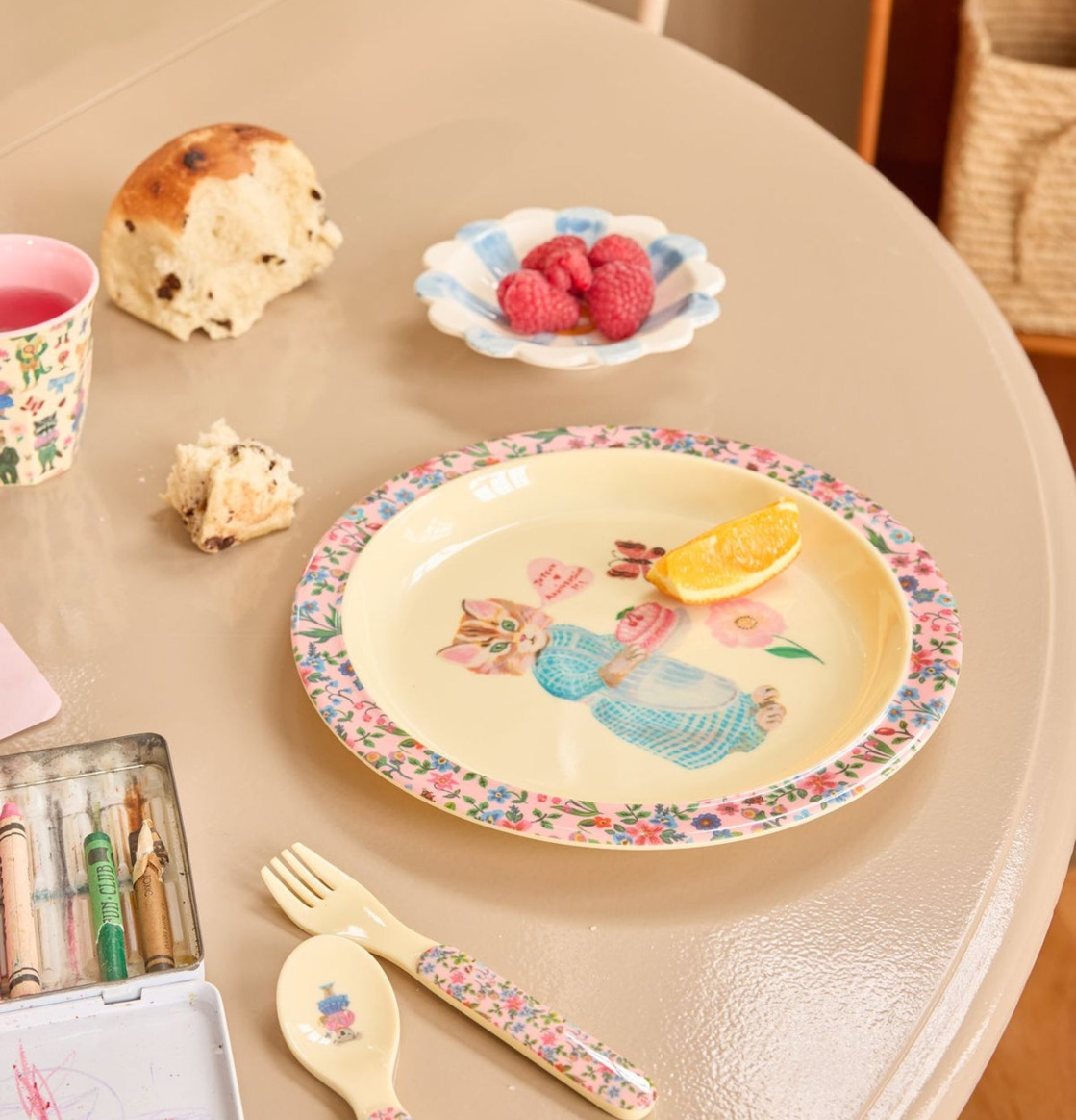 Bild av hemtrevlig bordsdukning med lekfull design