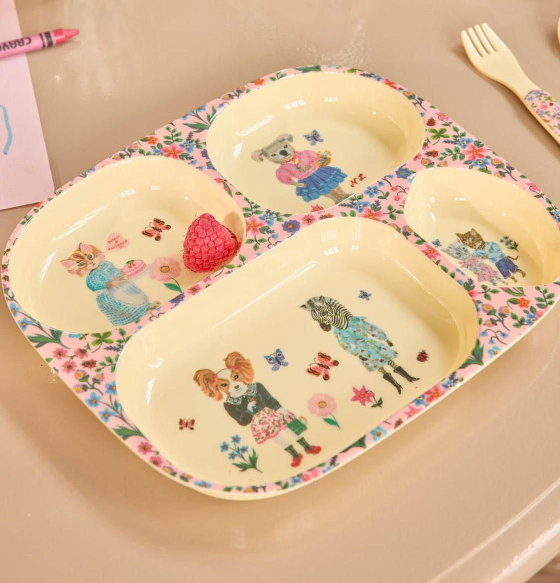 Bild av lekfull barnservis med djur och blommönster