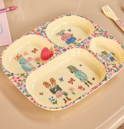 Bild av lekfull barnservis med djur och blommönster