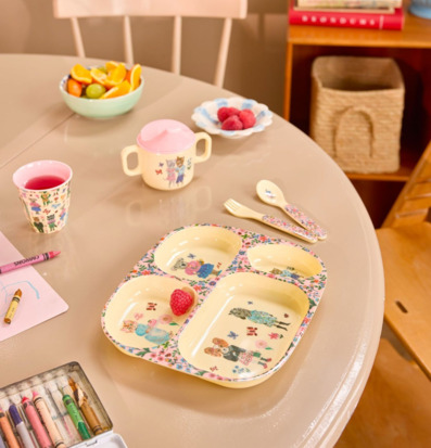 Bild av lekfull och konstnärlig barnvänlig dukning