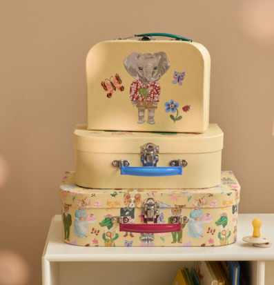 Bild av lekfulla väskor och böcker i harmonisk inredning