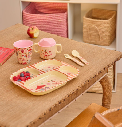 Bild av färgglad och inbjudande dukning i hemtrevlig stil