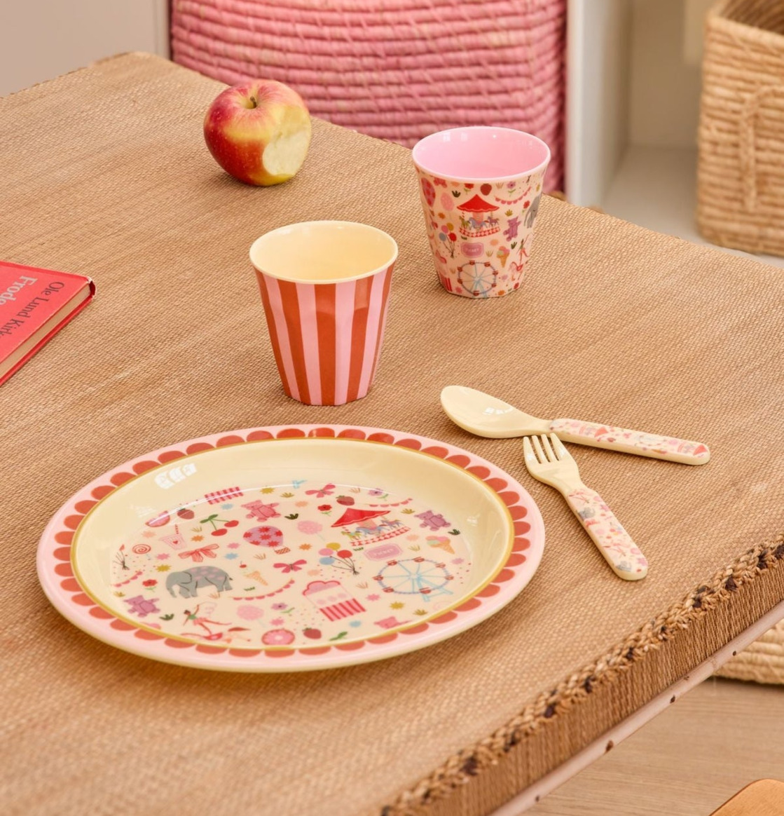Barntallrik - Fun Fair Print Pink Rice Tallrikar Djupa tallrikar (ej skål) Desserttallrikar Assietter Barntallrikar Picknicktallrikar