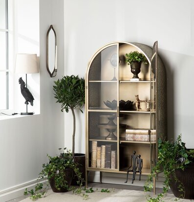 Bild av elegant rum med unik lampa och stilfull inredning