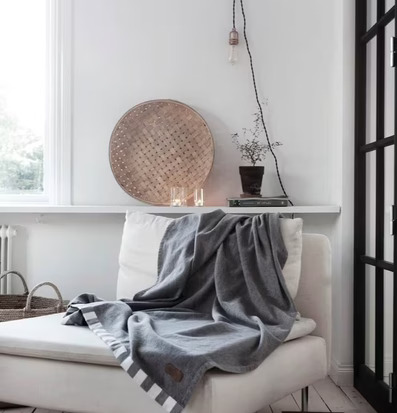 Pläd ERNST Blå från Ernst i minimalistiskt inredd miljö