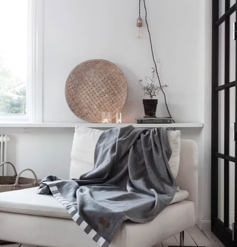 Pläd ERNST Blå från Ernst i minimalistiskt inredd miljö