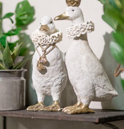 Bild av dekorativa ankor med gyllene detaljer och växter