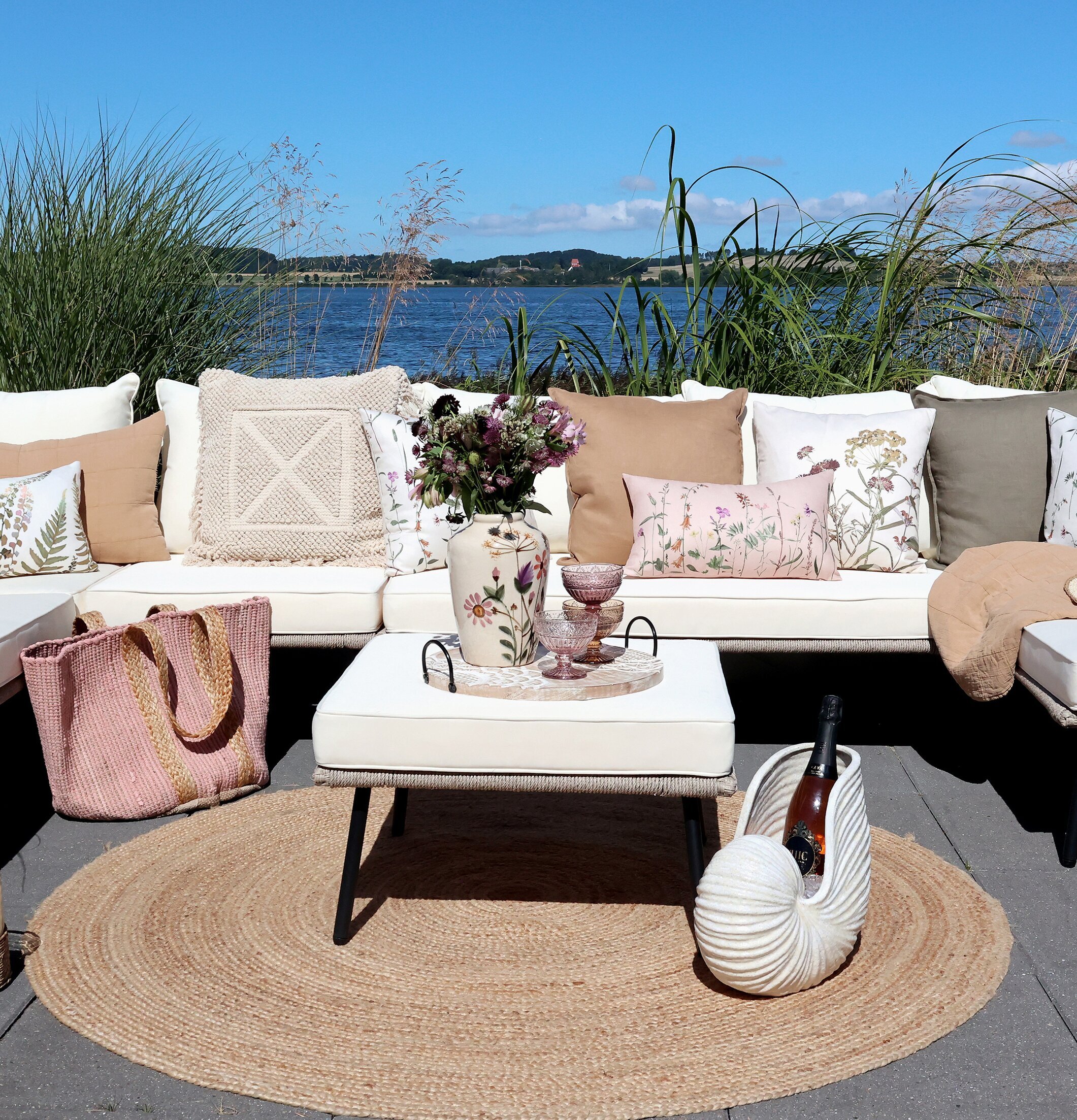 Bild av harmonisk och inbjudande utomhusmiljö vid vattnet