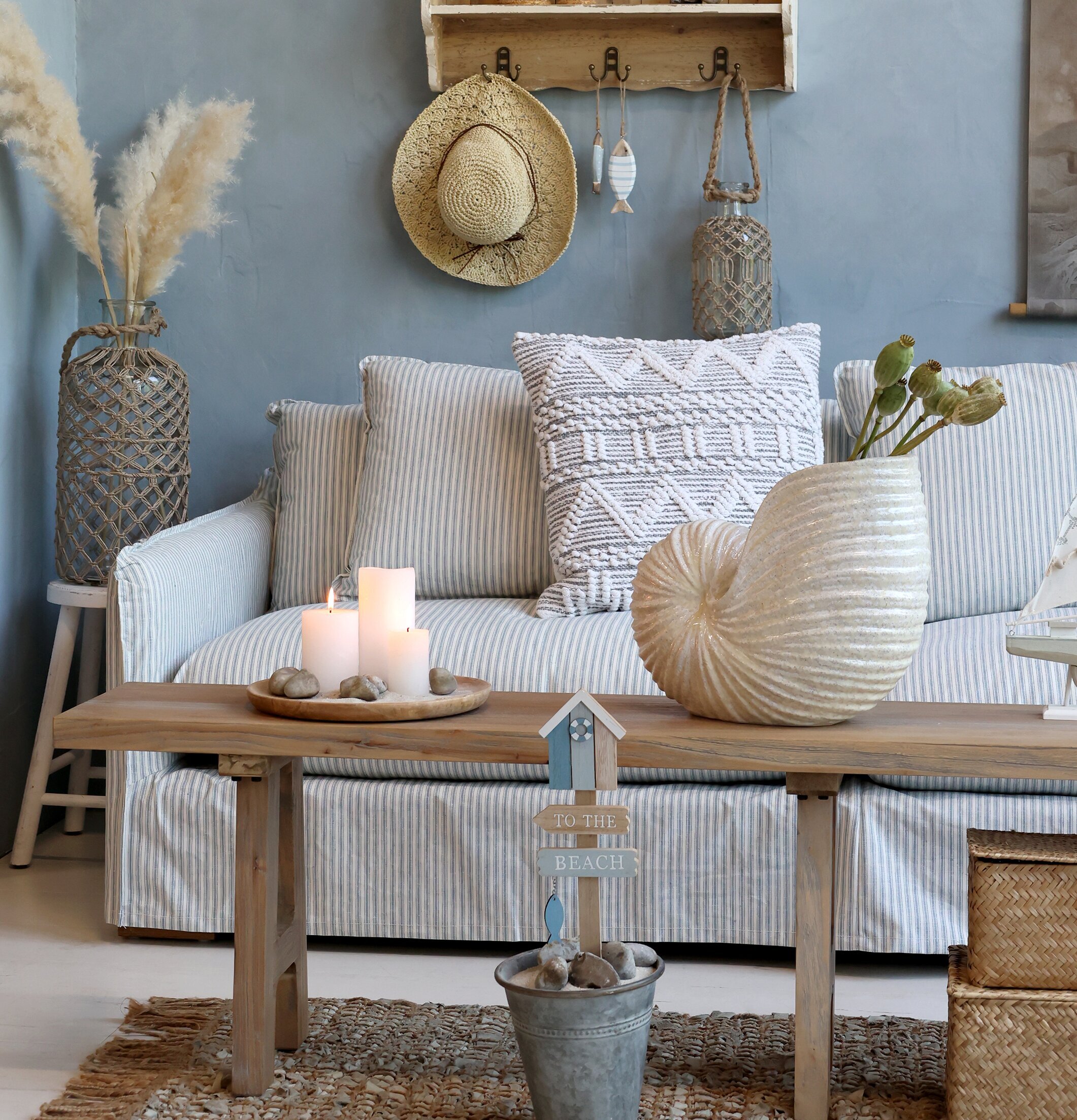 Bild av harmoniskt inrett rum med maritima detaljer