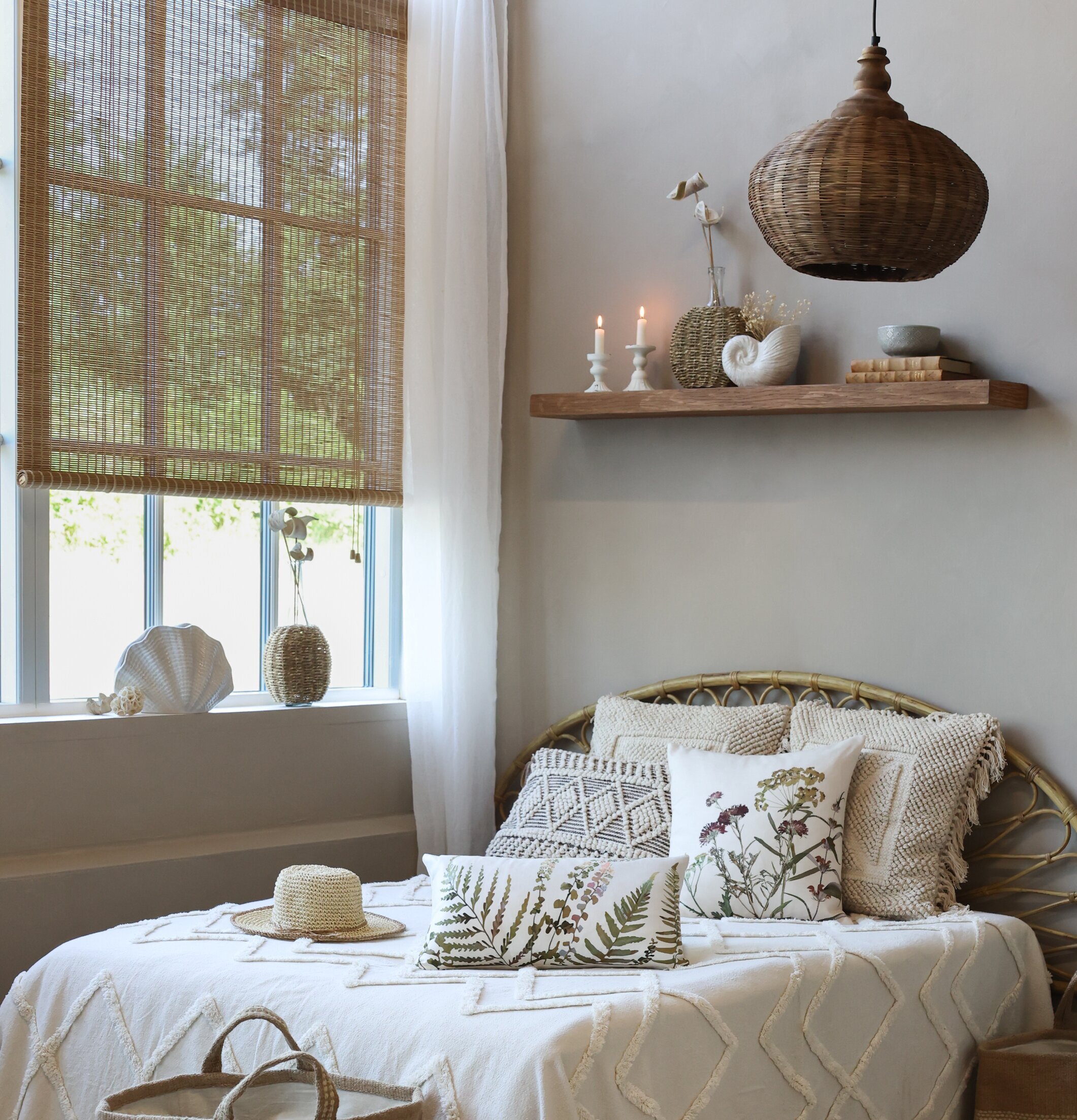 Bild av ett harmoniskt och välordnat sovrum med lugn känsla