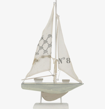 Bild av dekorativ segelbåt i cremefärg med maritim stil