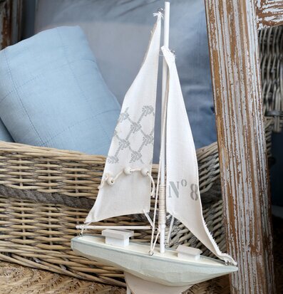 Bild av elegant segelbåt i harmonisk inredningsmiljö