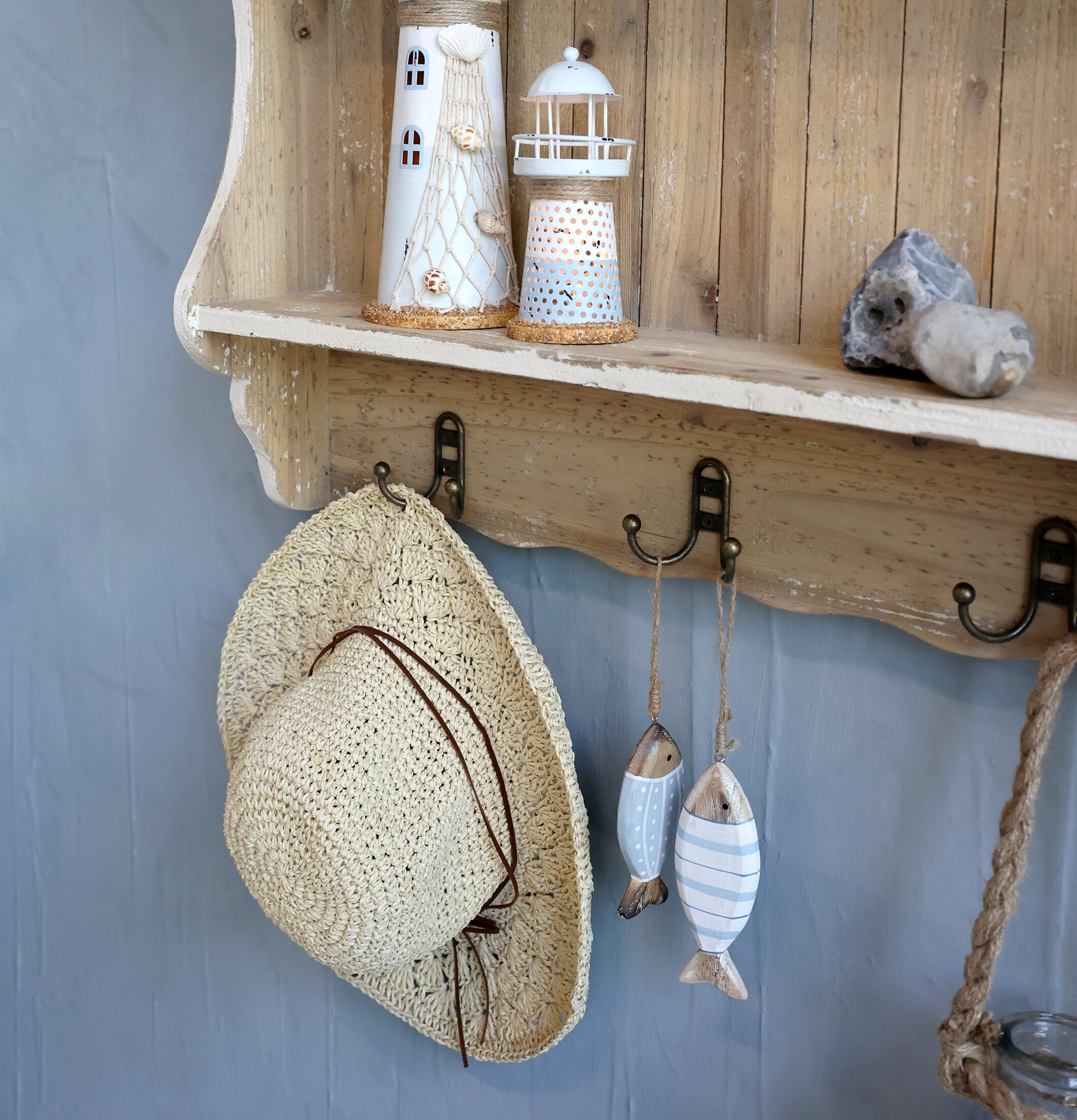 Bild av maritim inredning med fyrar och trädetaljer