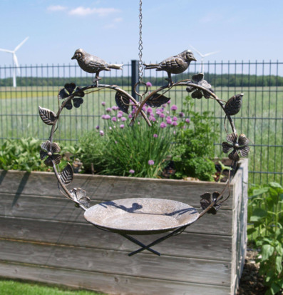 Bild av smakfullt fågelbad i harmonisk trädgårdsmiljö