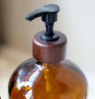 Bild av elegant glasflaska för diskmedel med pump