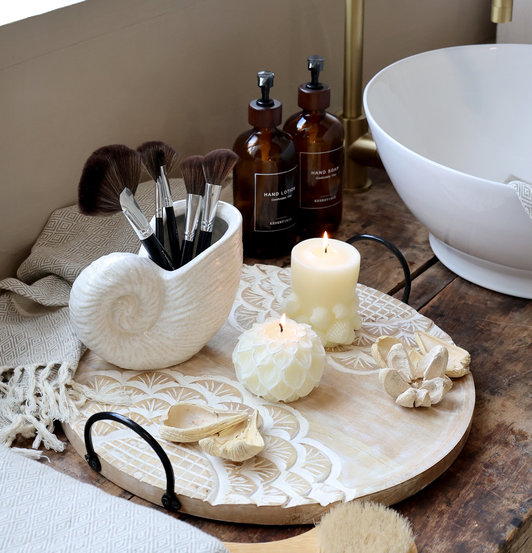 Bild av harmonisk badrumsinredning med naturliga toner