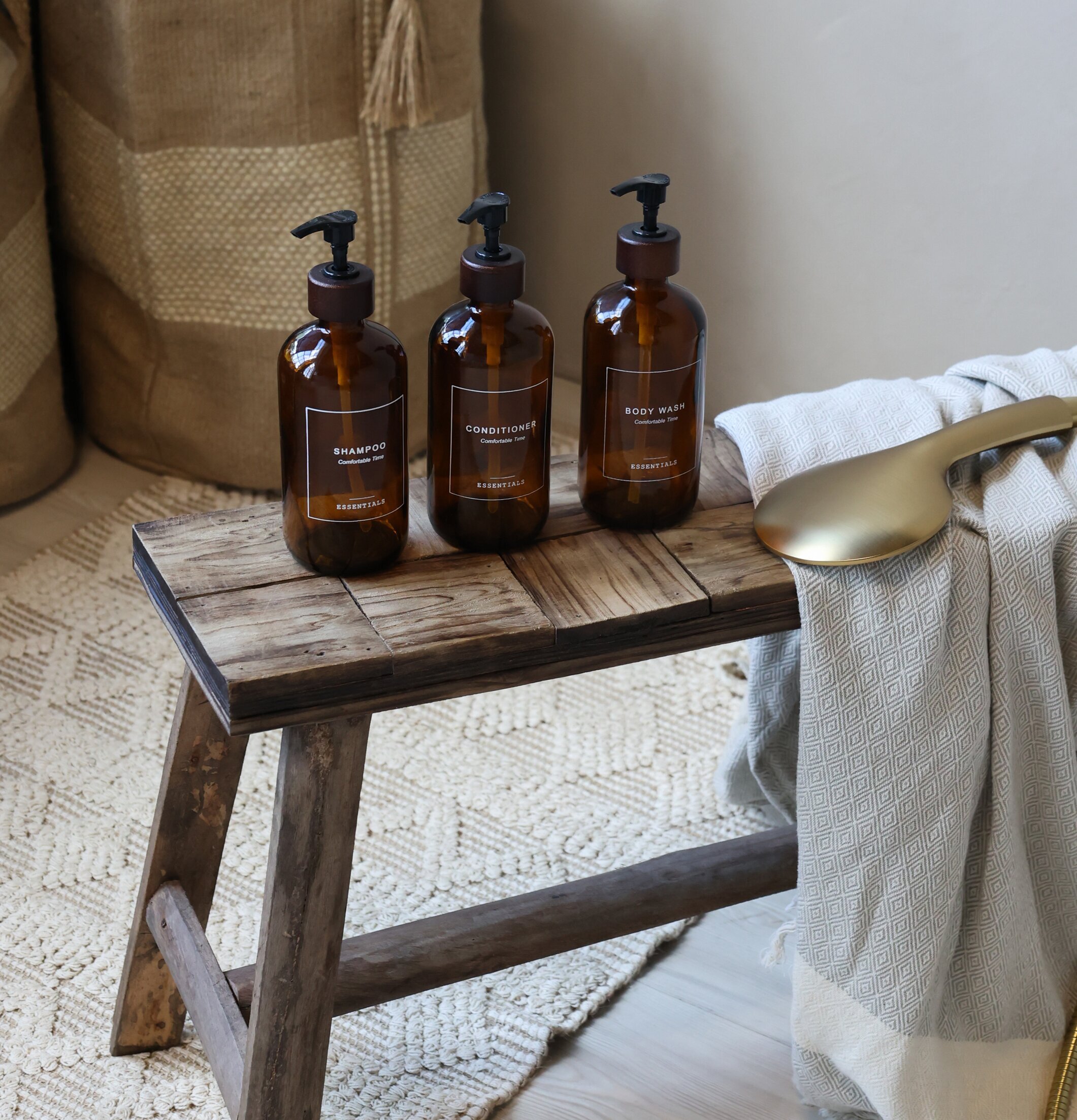 Foto av harmonisk inredning med rustik bänk och flaskor