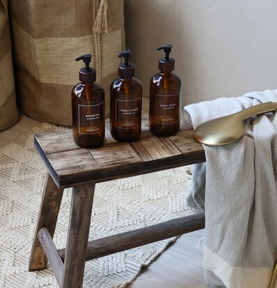 Foto av harmonisk inredning med rustik bänk och flaskor