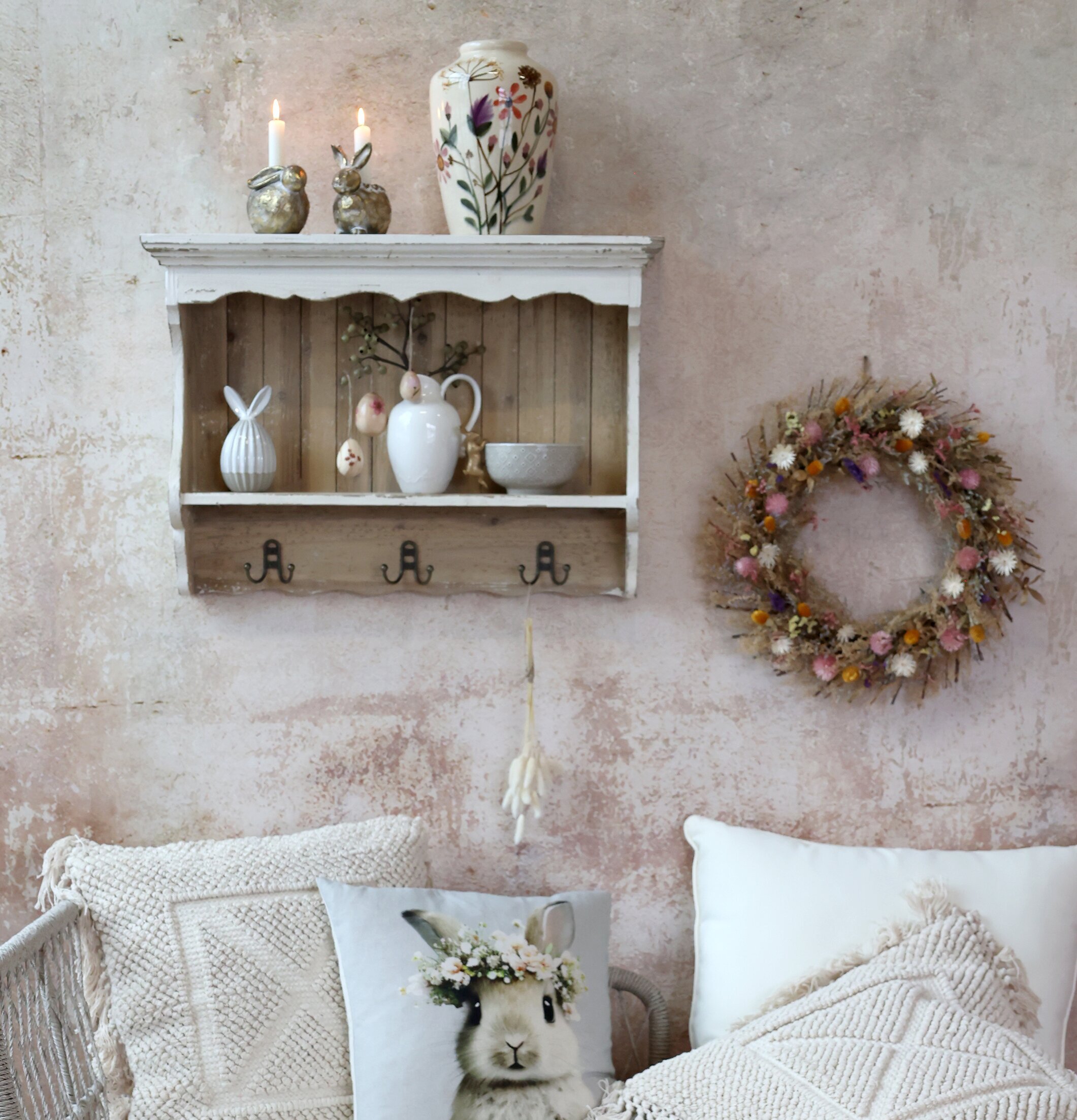 Bild av harmoniskt inrett rum med naturliga element