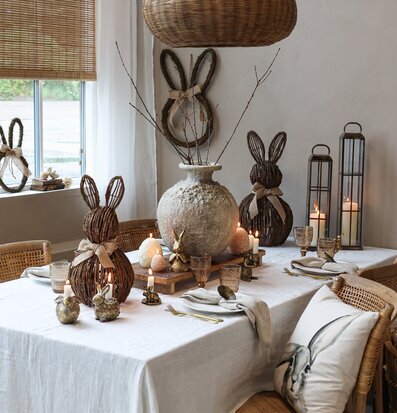 Bild av ett hemtrevligt och elegant dukat matsalsbord