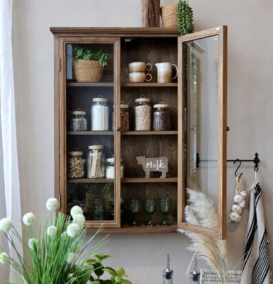 Bild av inbjudande inredning med träskåp och naturtoner