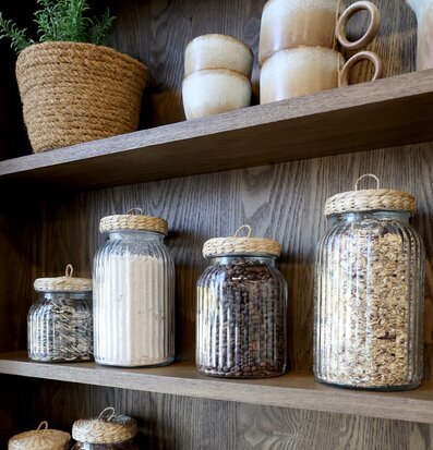 Bild av smakfullt arrangerad hylla med glasburkar