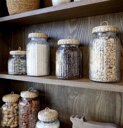 Bild av vacker hylla med glasburkar och rustik känsla