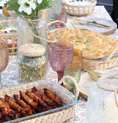 Bild av smakfull utomhusdukning med naturliga detaljer