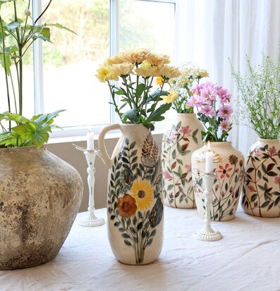 Bild av elegant kanna och vaser i harmonisk miljö