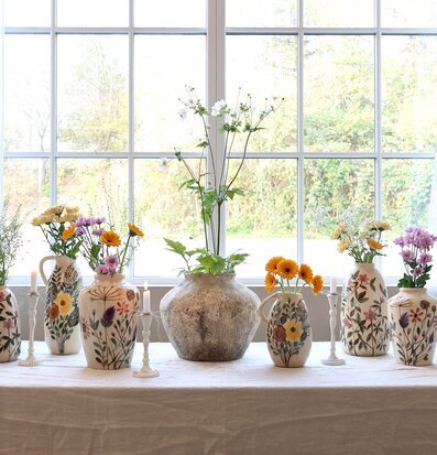 Bild av harmonisk och stilfull heminredning med vaser